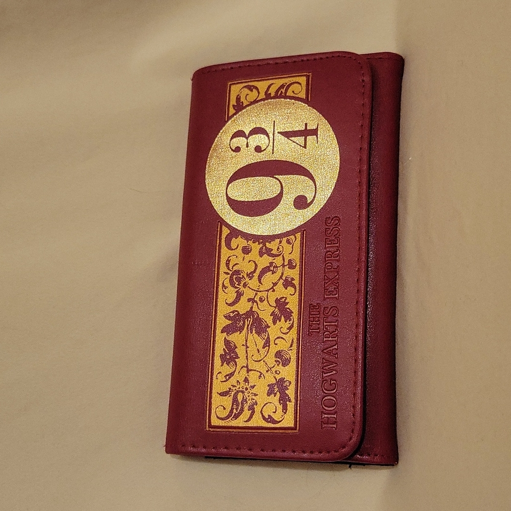NWOT Harry Potter Platform 9 3/4 Red & Gold Wallet